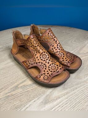 L'Artiste Spring Step Sadhu Cutout Floral Leather Sandals Cognac Size 41 US 10